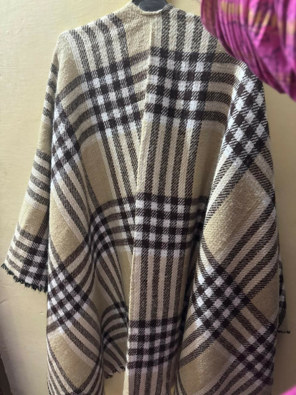 Dubai Imported Shawl | Women Sweaters & Jackets | Size: Standard | Preloved