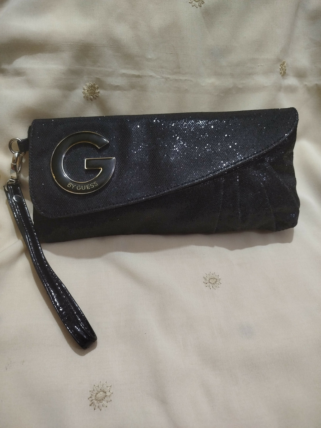 Guess | Women Bags | Clutches | Medium | Preloved