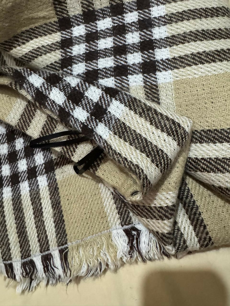 Dubai Imported Shawl | Women Sweaters & Jackets | Size: Standard | Preloved