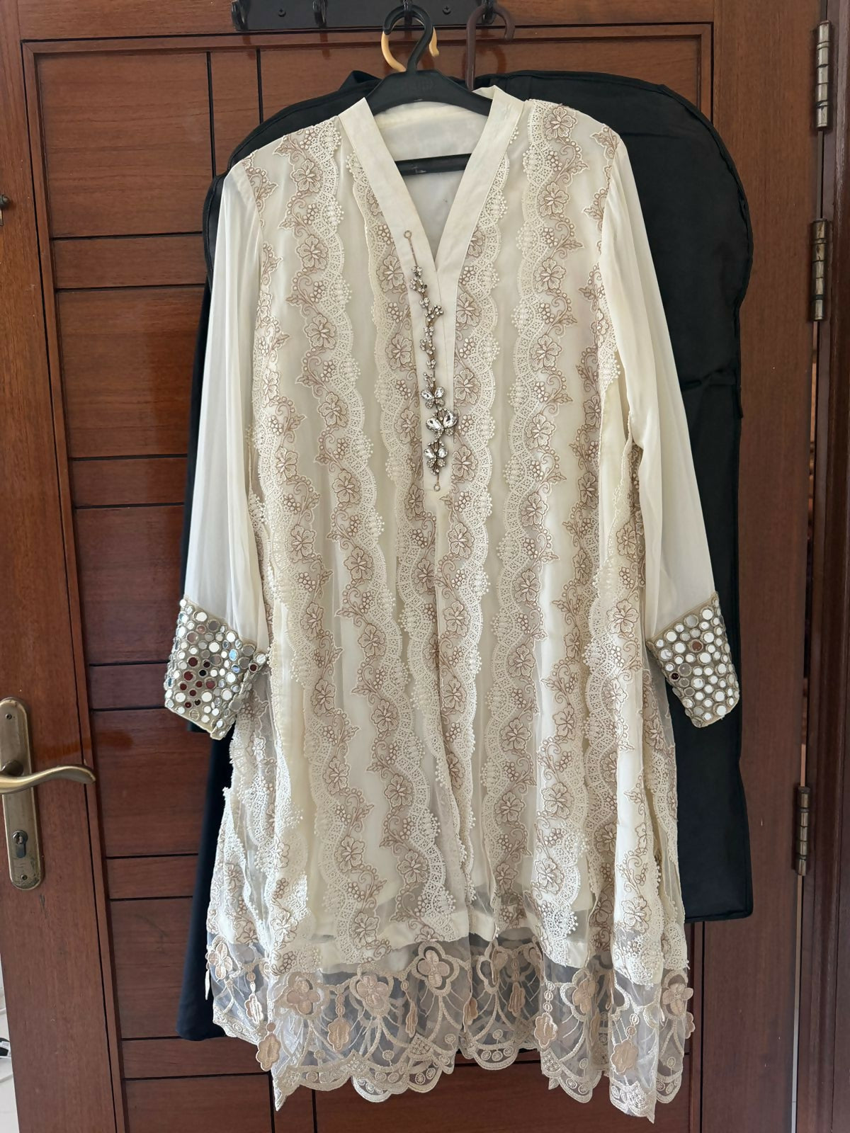 Off White Kameez | Women Locally Made Formals | Medium | Preloved