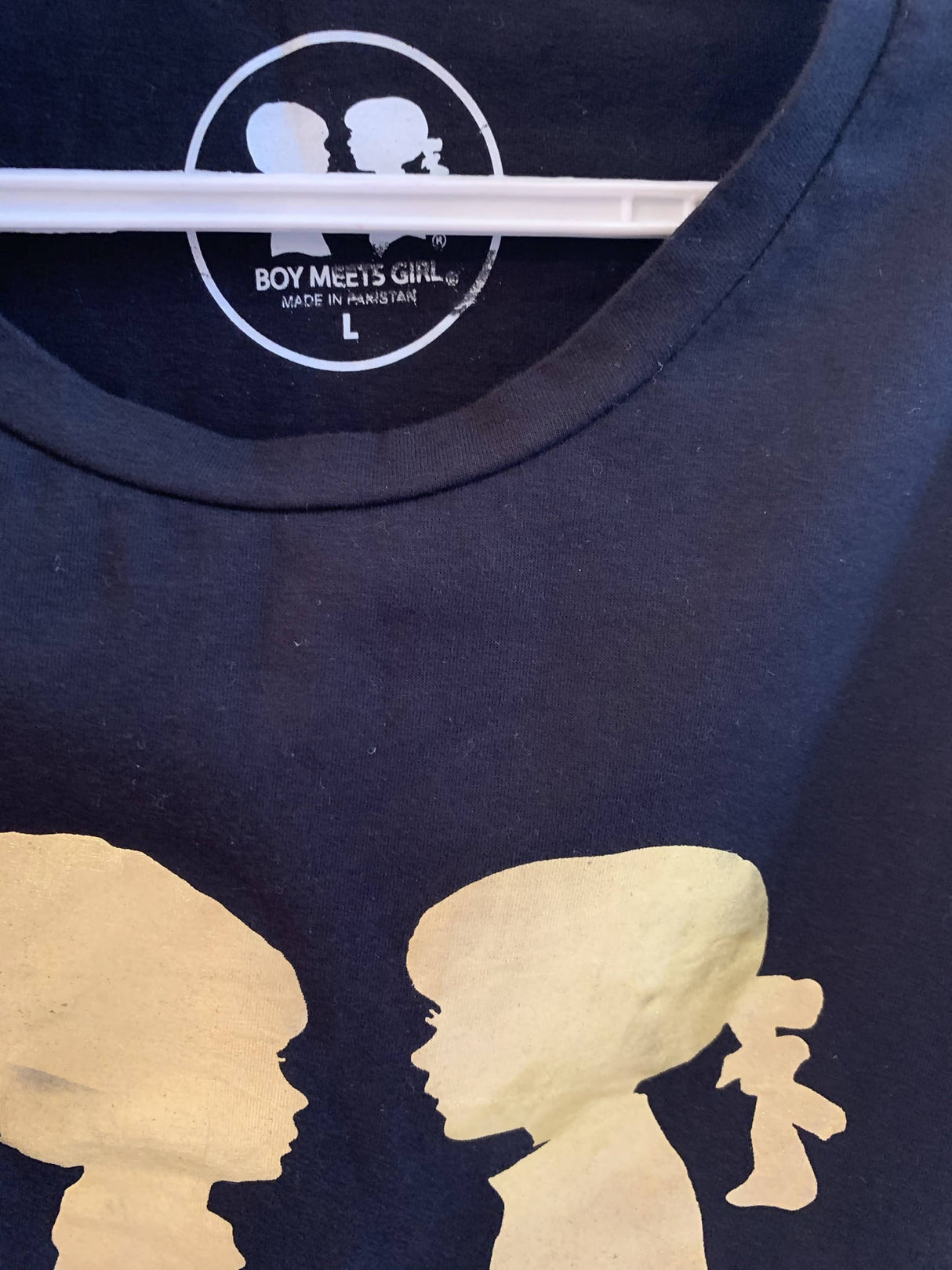 لڑکا لڑکی کی ٹی شرٹ سے ملتا ہے | خواتین ٹاپ | بالکل نیا