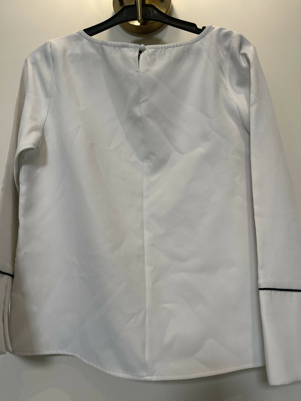 Sapphire | White top | Women Tops & Shirts | Small | Preloved