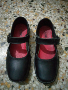 Service | Girls Shoes | Size: 30 | Preloved