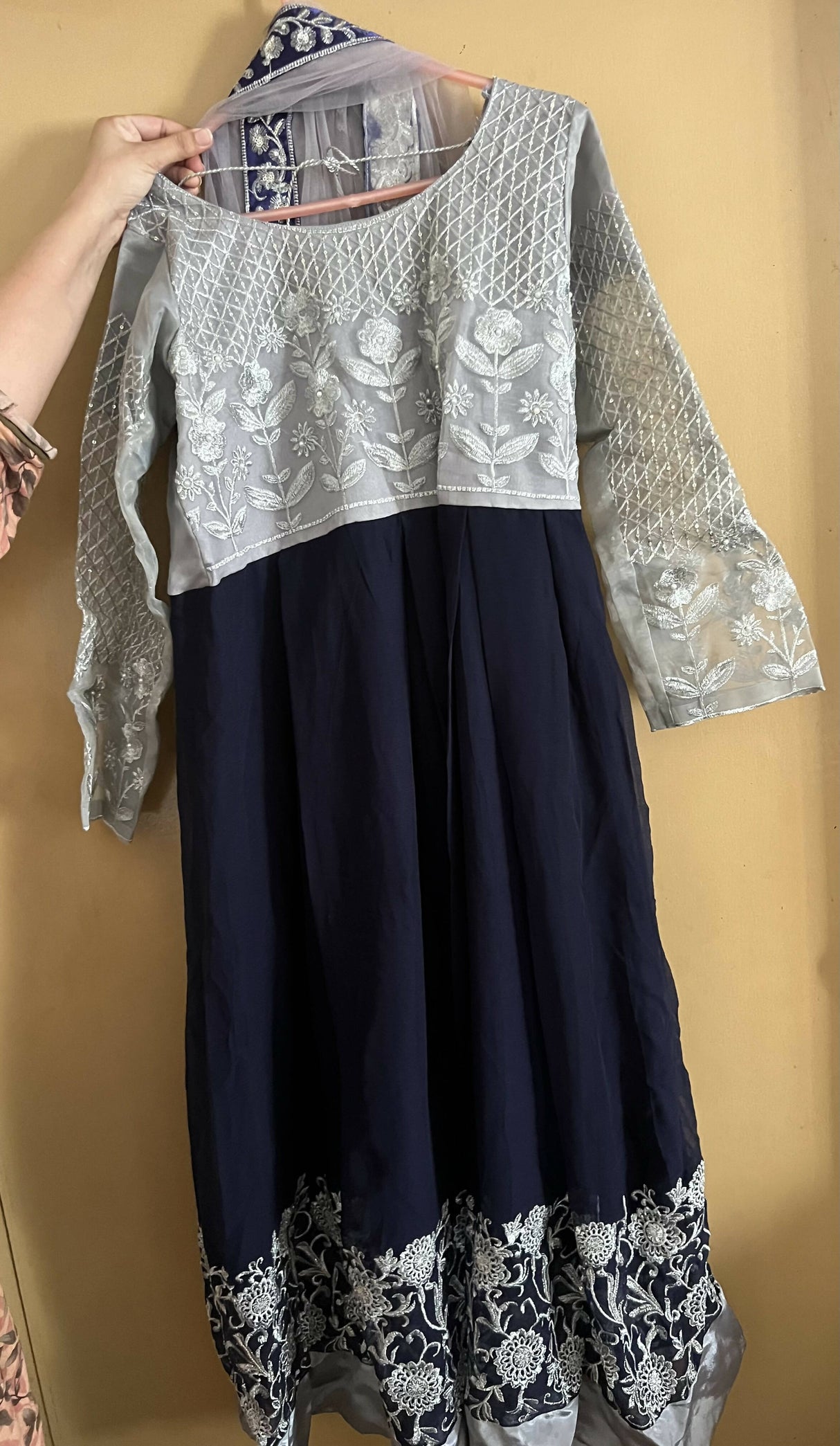 Stylish Maxi | Kids | Girls Shalwar Kameez | Medium | Worn Once