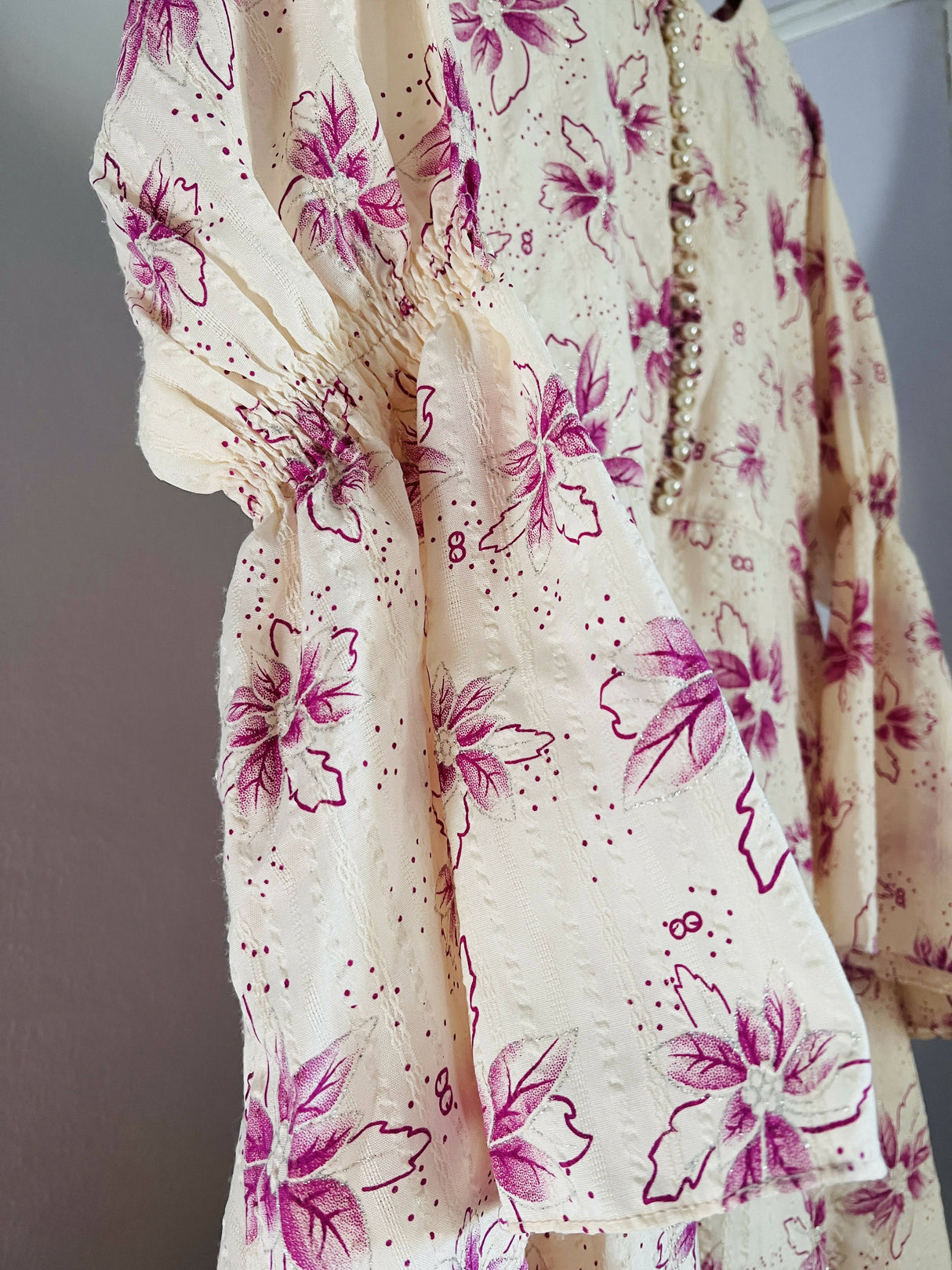 کریم پھولوں کا لباس | خواتین فروکس اور میکسس | میڈیم | نئی