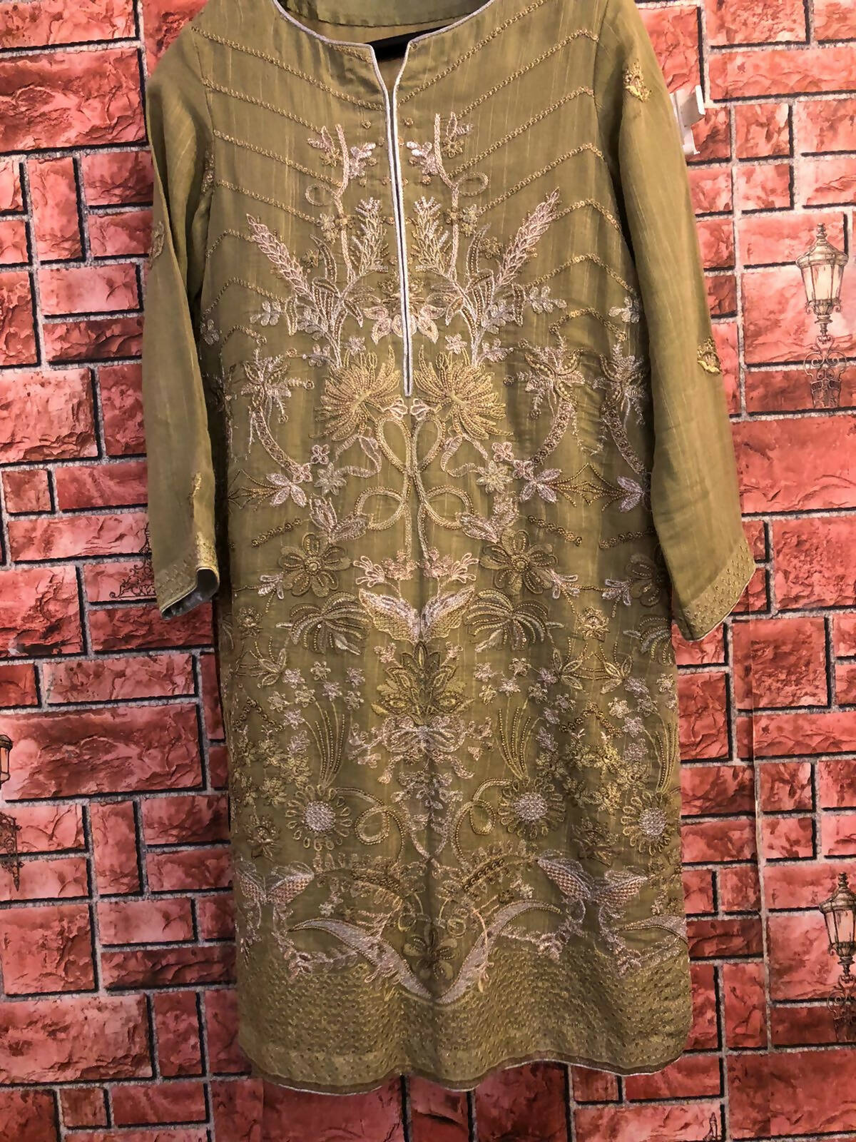 3 پیس سلے ہوئے سوٹ (سائز: M ) | خواتین رسمی | ایک بار پہنا۔