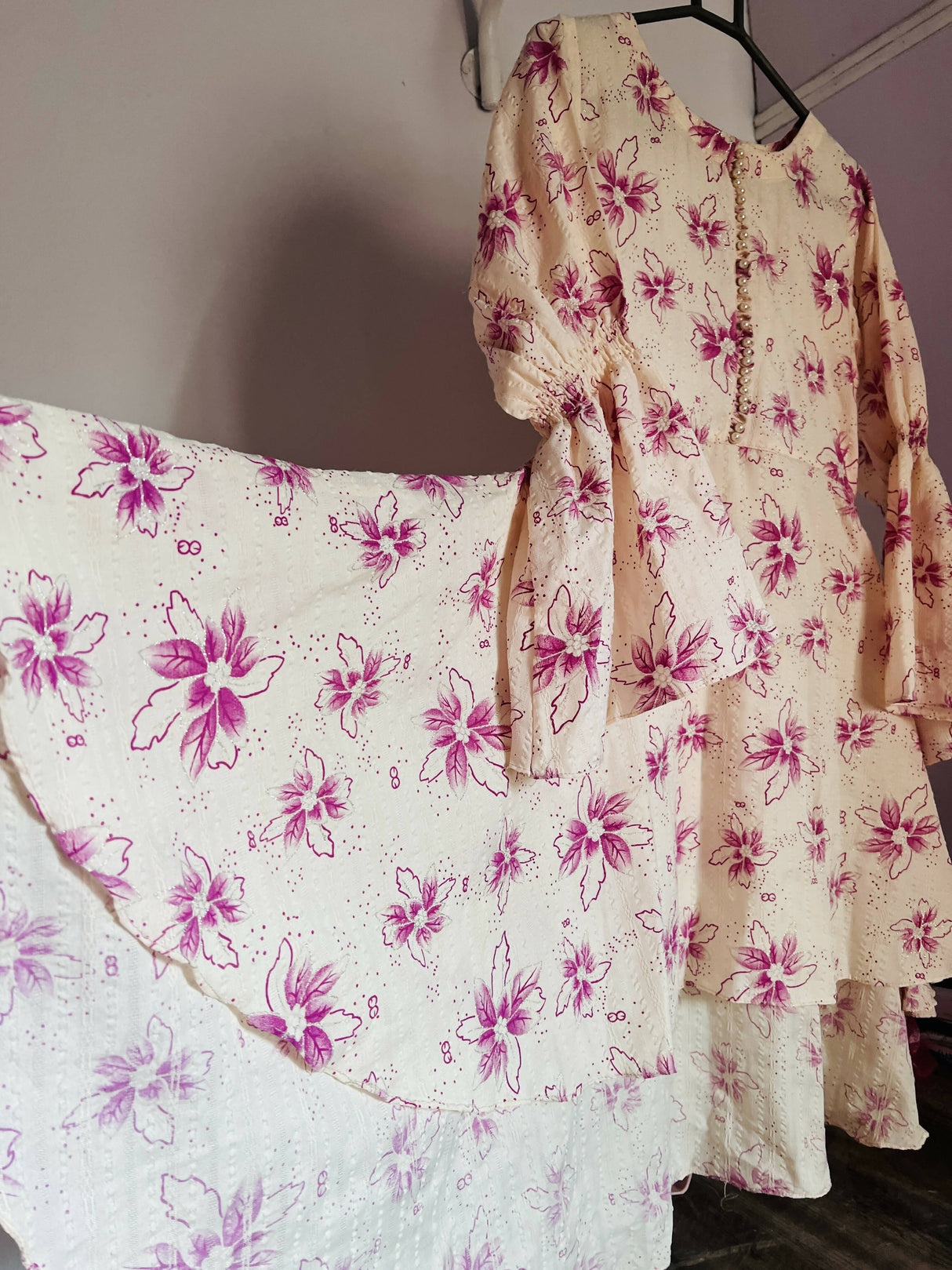 کریم پھولوں کا لباس | خواتین فروکس اور میکسس | میڈیم | نئی