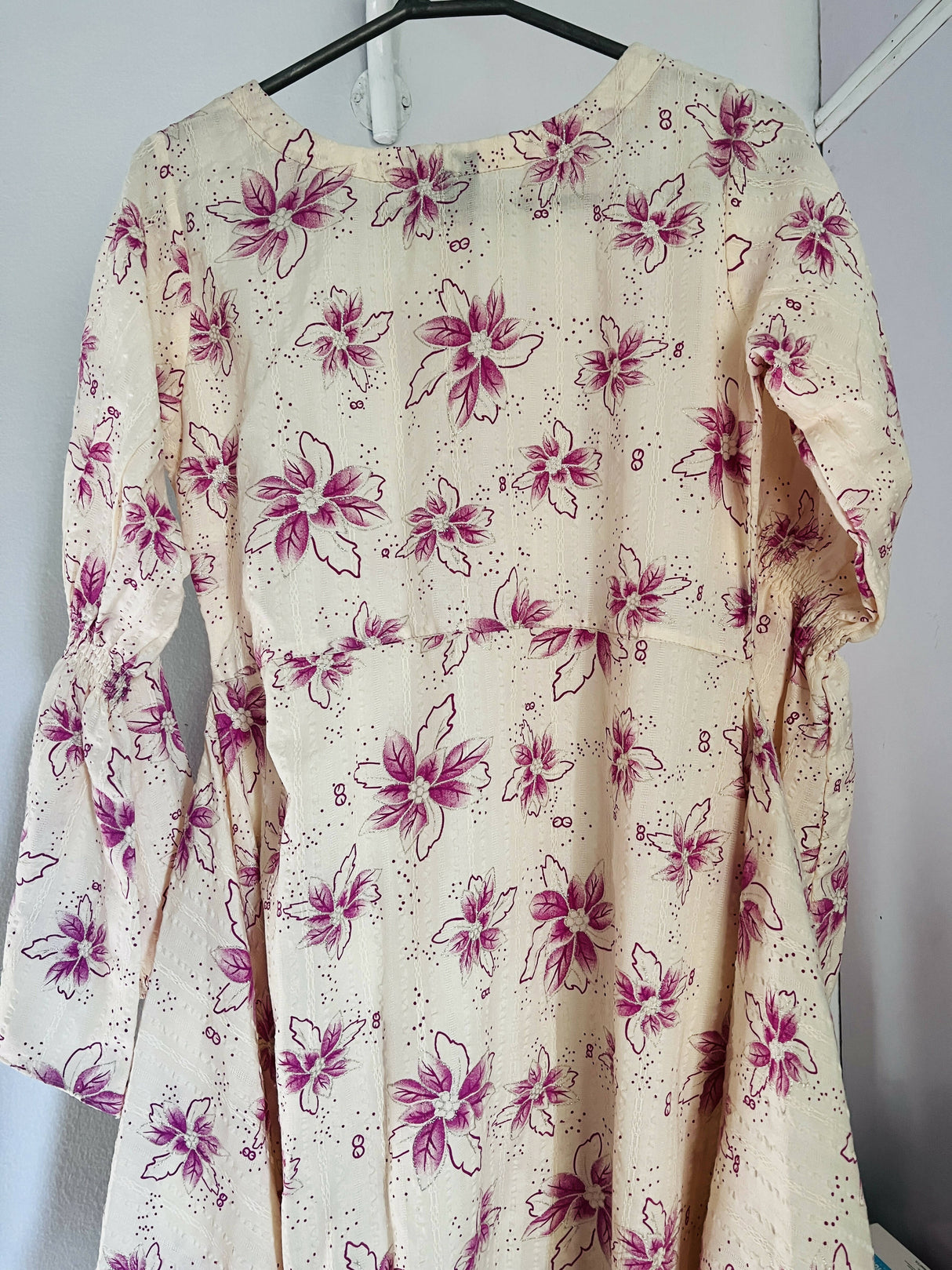 کریم پھولوں کا لباس | خواتین فروکس اور میکسس | میڈیم | نئی