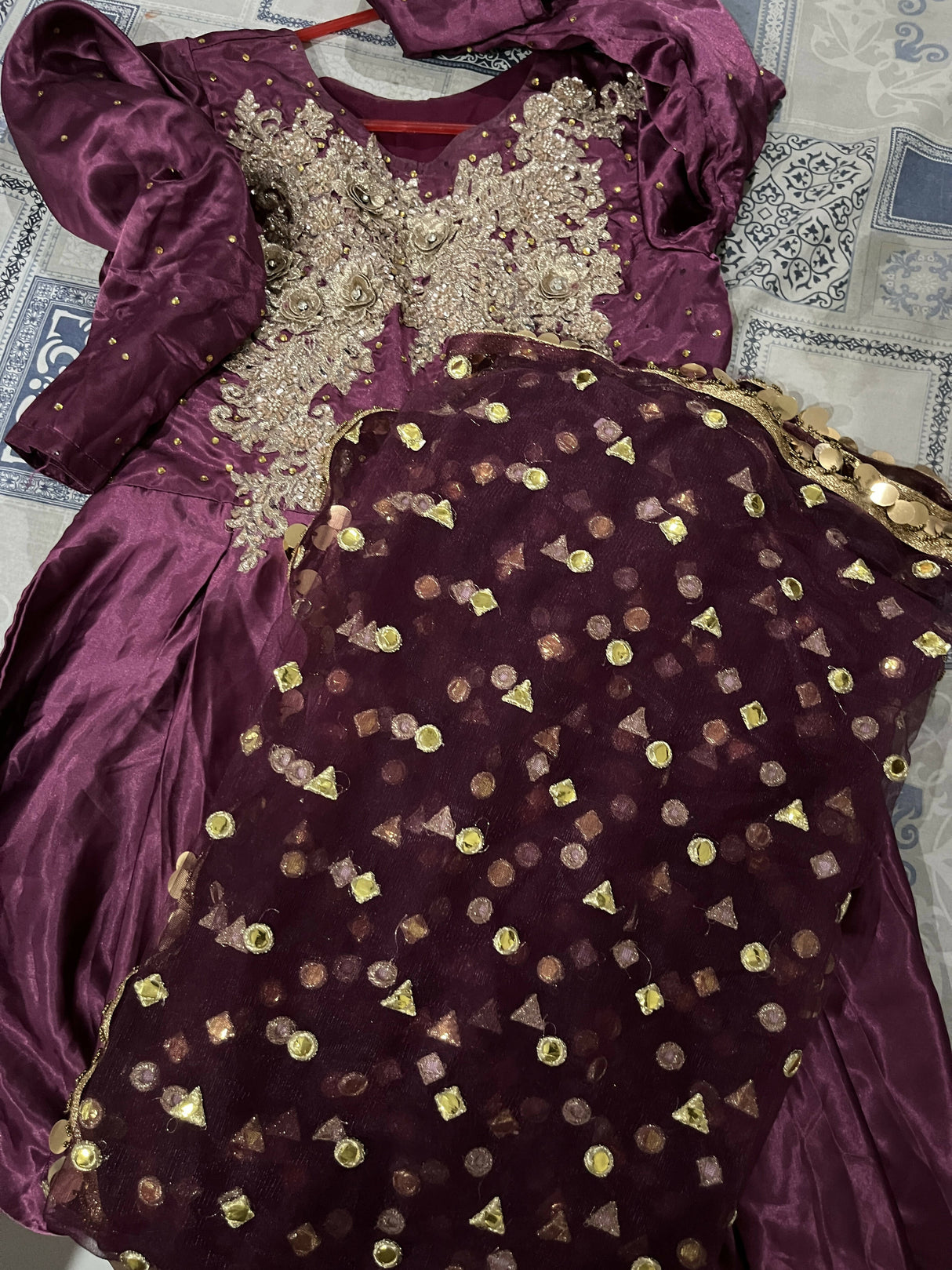 انڈین سلک فراک (سائز: ایم) | خواتین کے فراکس اور میکسس | ایک بار پہنا۔