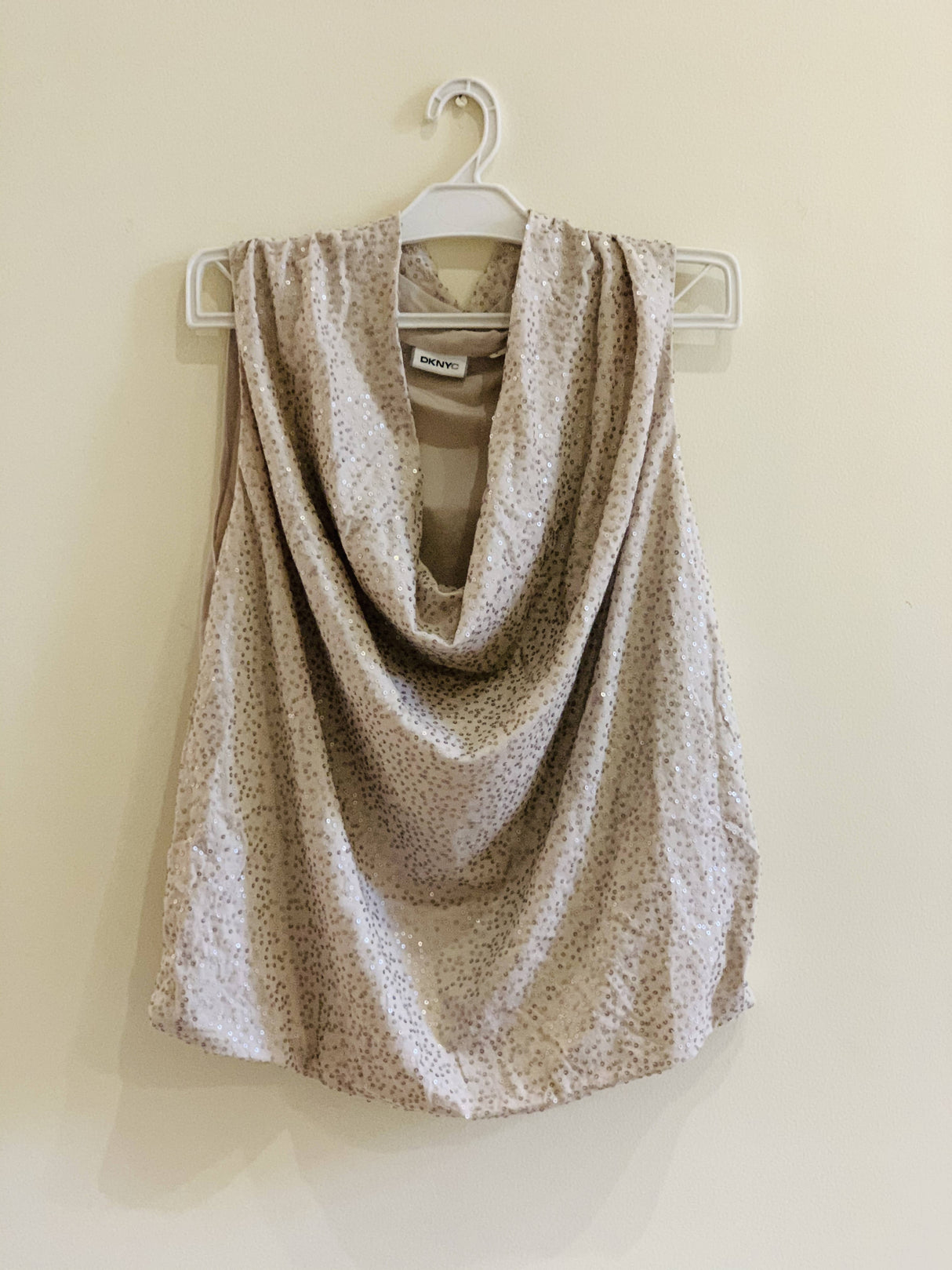 DKNY | خواتین کی ٹاپ سیکوئن والی بغیر آستین والی شرٹ | SIZE M | ایک بار پہنا