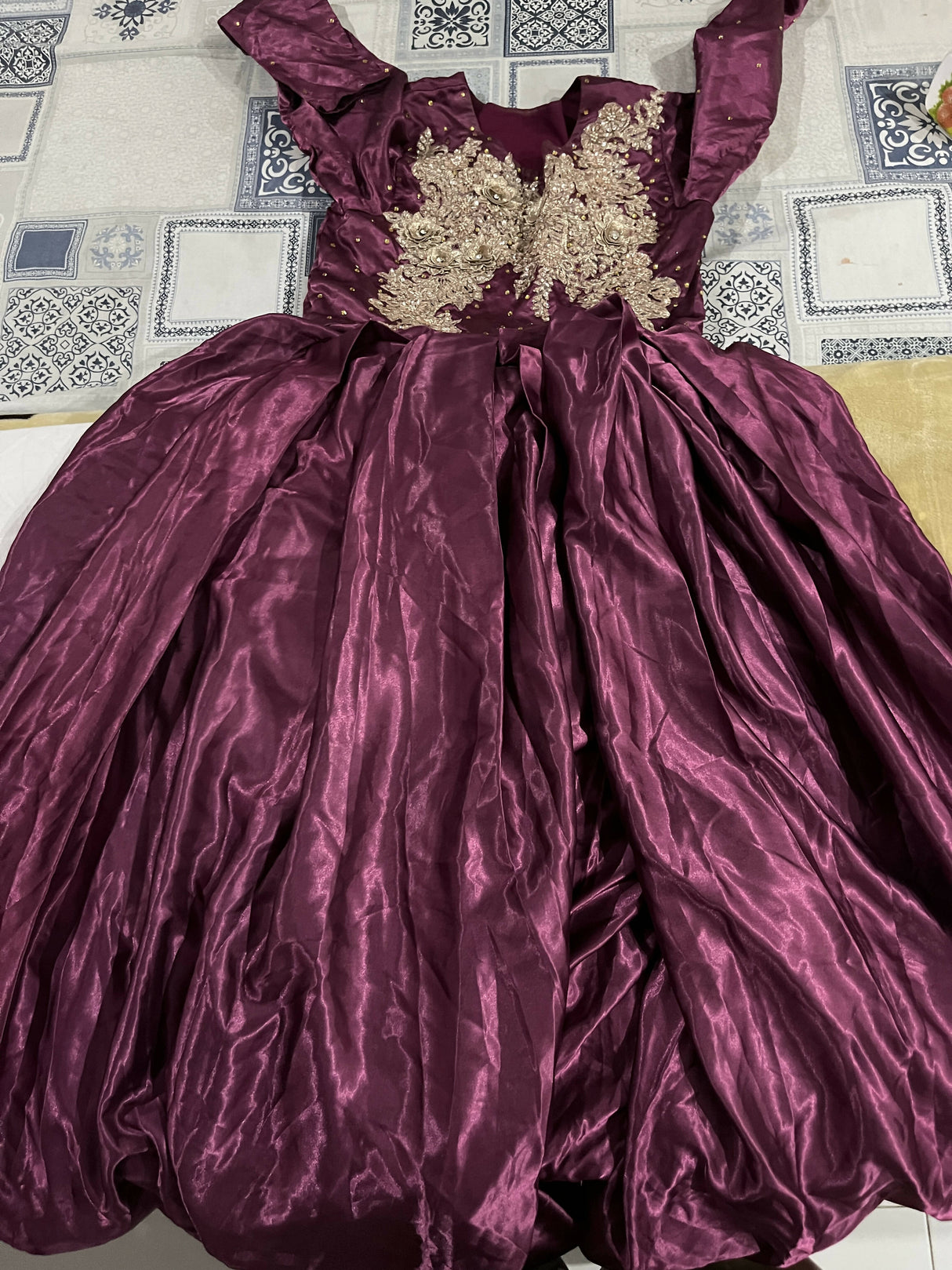 انڈین سلک فراک (سائز: ایم) | خواتین کے فراکس اور میکسس | ایک بار پہنا۔