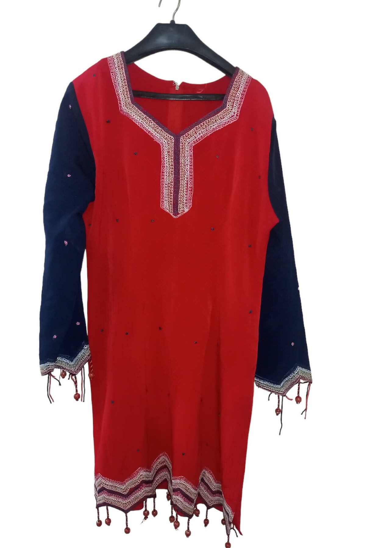 کڑھائی والی قمیض اور پتلون (سائز: M ) | خواتین کا کرتہ | ایک بار پہنا۔