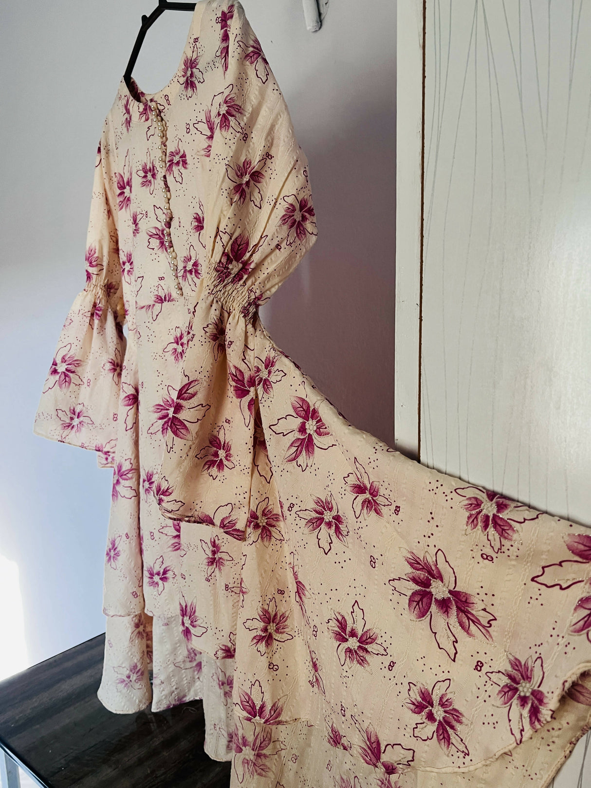 کریم پھولوں کا لباس | خواتین فروکس اور میکسس | میڈیم | نئی