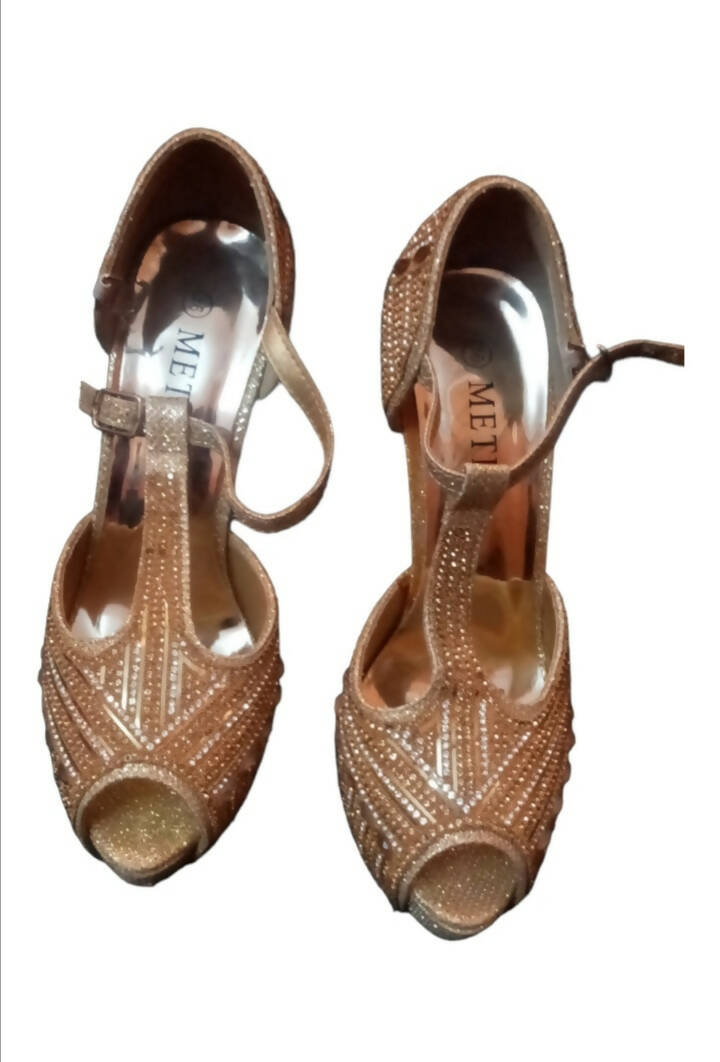 میٹرو | برائیڈل گولڈن ہیلس (سائز: 36) | خواتین کے جوتے | ایک بار پہنا۔