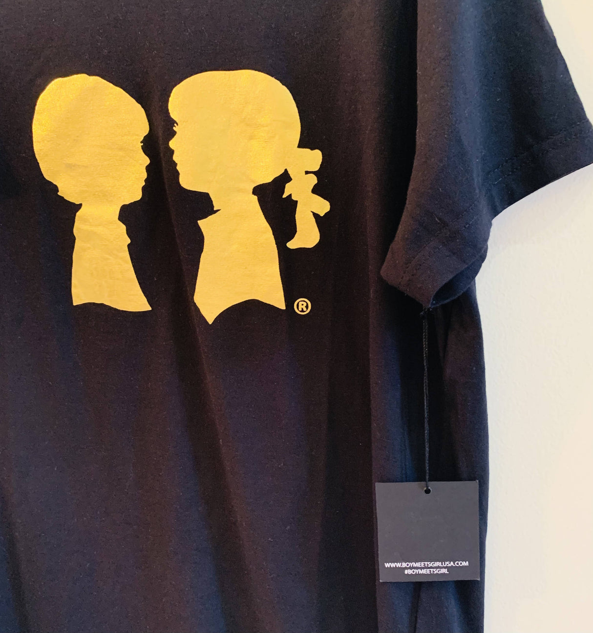 لڑکا لڑکی کی ٹی شرٹ سے ملتا ہے | خواتین ٹاپ | بالکل نیا