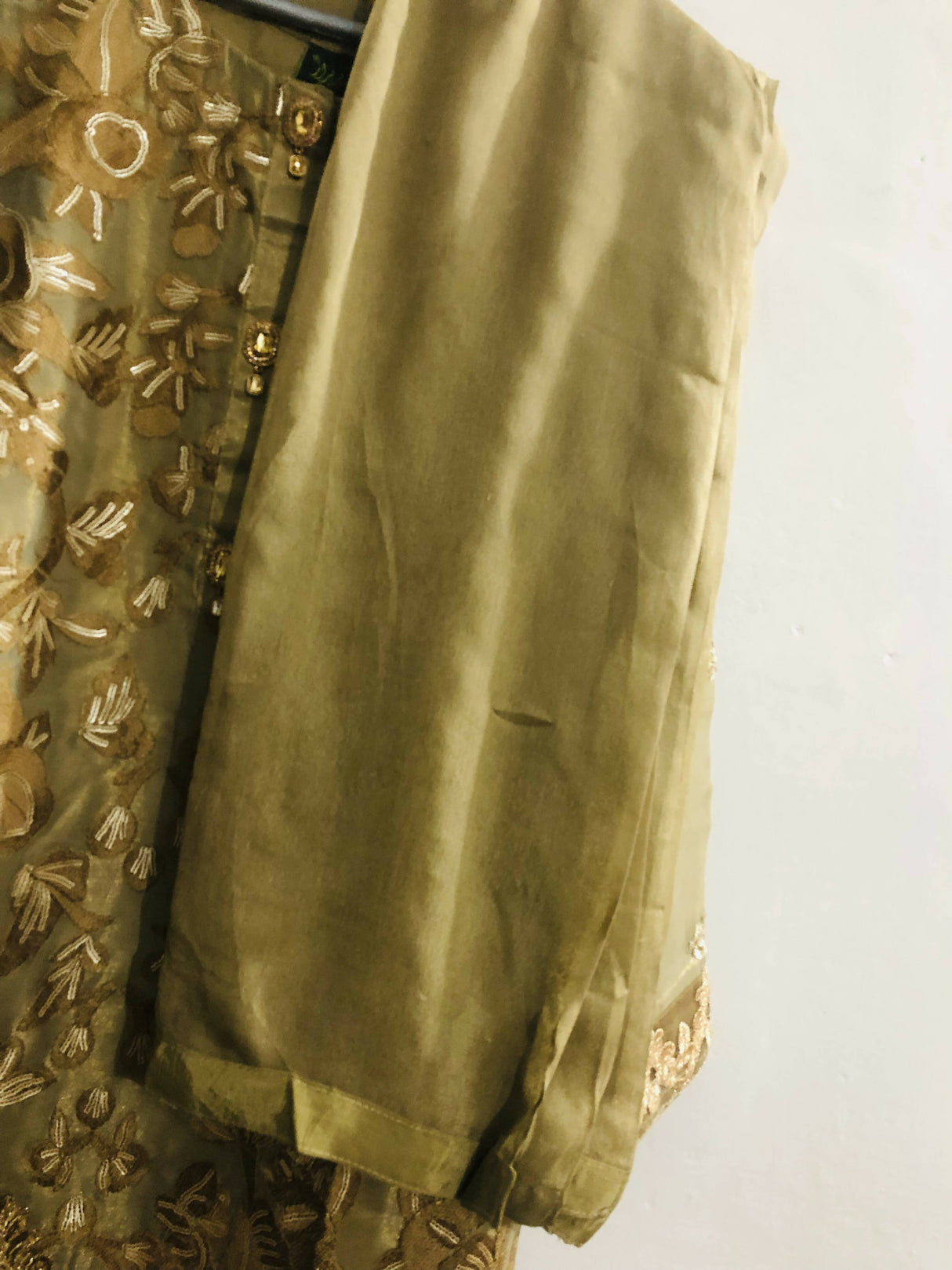 باریز | زیتون کا سبز 3 پی سی سوٹ | خواتین کے برانڈڈ فارملز | چھوٹا | ایک بار پہنا۔