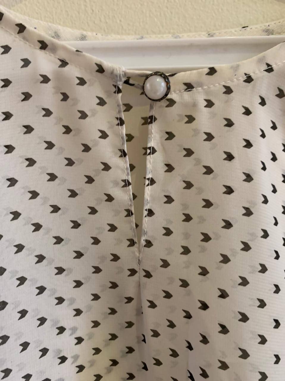 سفید پولکا ڈاٹ شرٹ | خواتین کے ٹاپس اور شرٹس | پریلوڈ