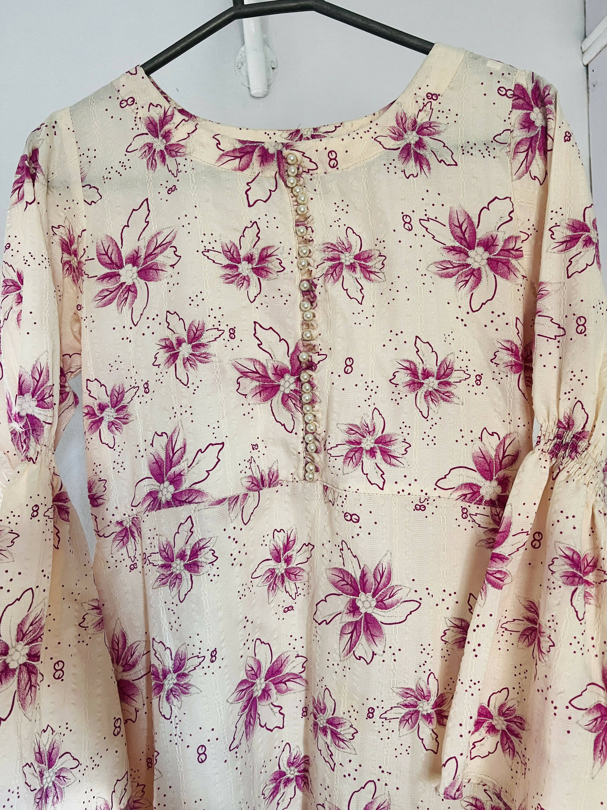 کریم پھولوں کا لباس | خواتین فروکس اور میکسس | میڈیم | نئی