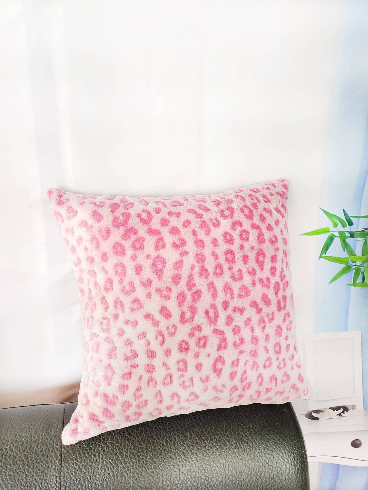 Buy SHEIN 1pc Pink Leopard Pattern Cushion Cover Without Filler, Soft Stretchy Throw Pillow Cover For Household in Pakistan