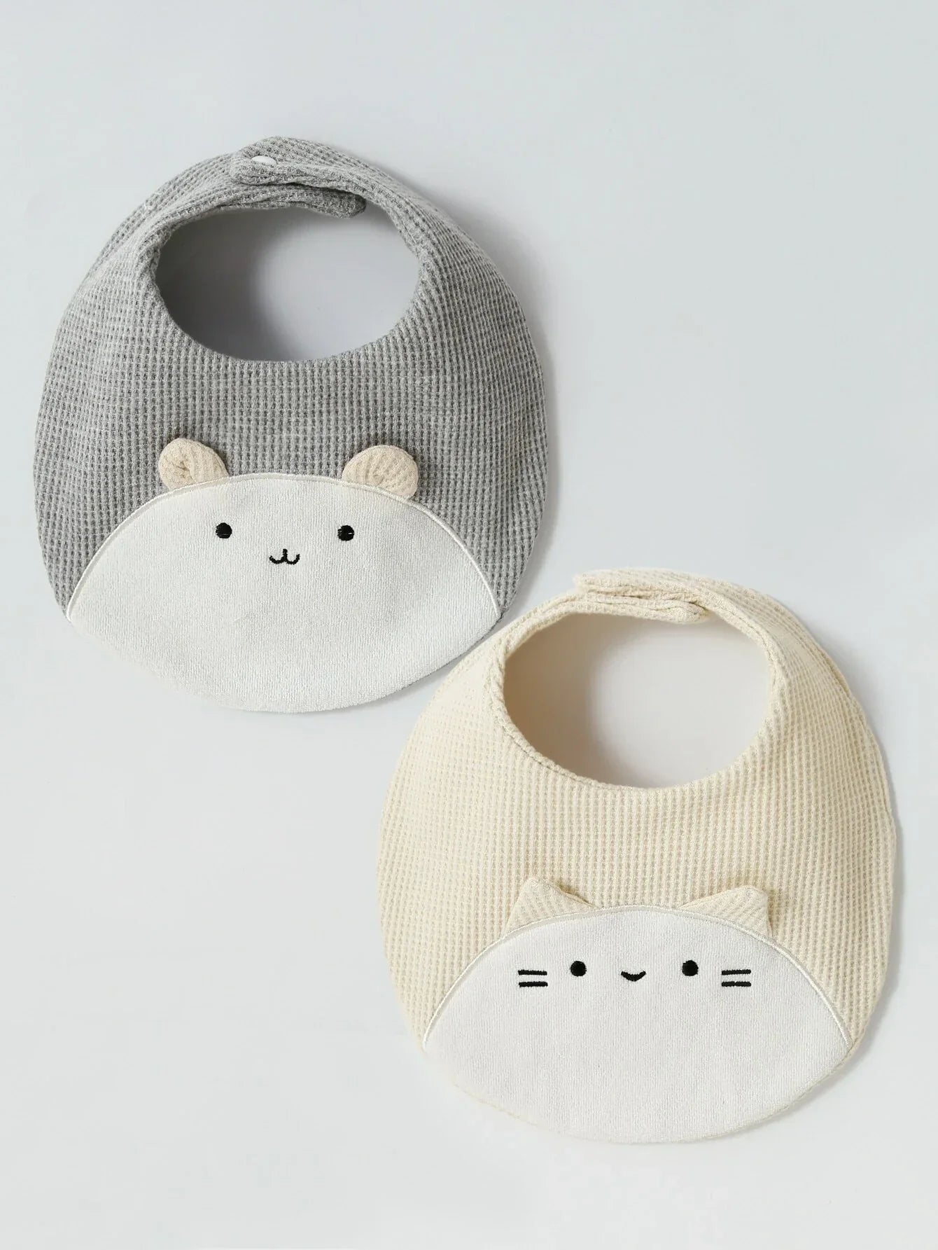 Buy SHEIN 2pcs Baby Cartoon Graphic Bib in Pakistan