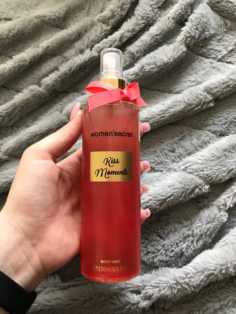 Buy Womens Secret Body Mist Kiss Moments - 250ml in Pakistan