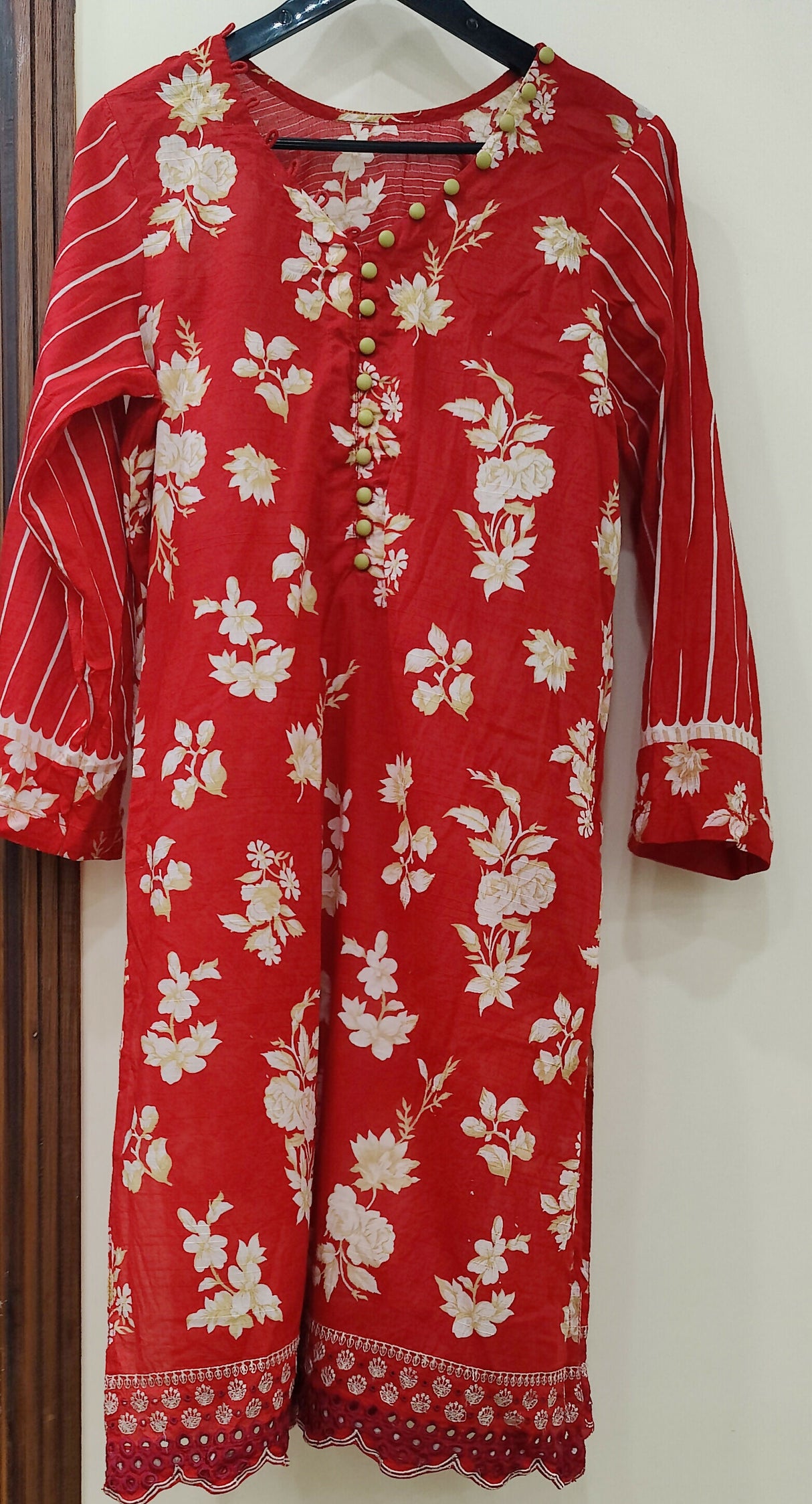 Red Lawn 2 Pcs | Women Locally Kurta | Medium | Preloved
