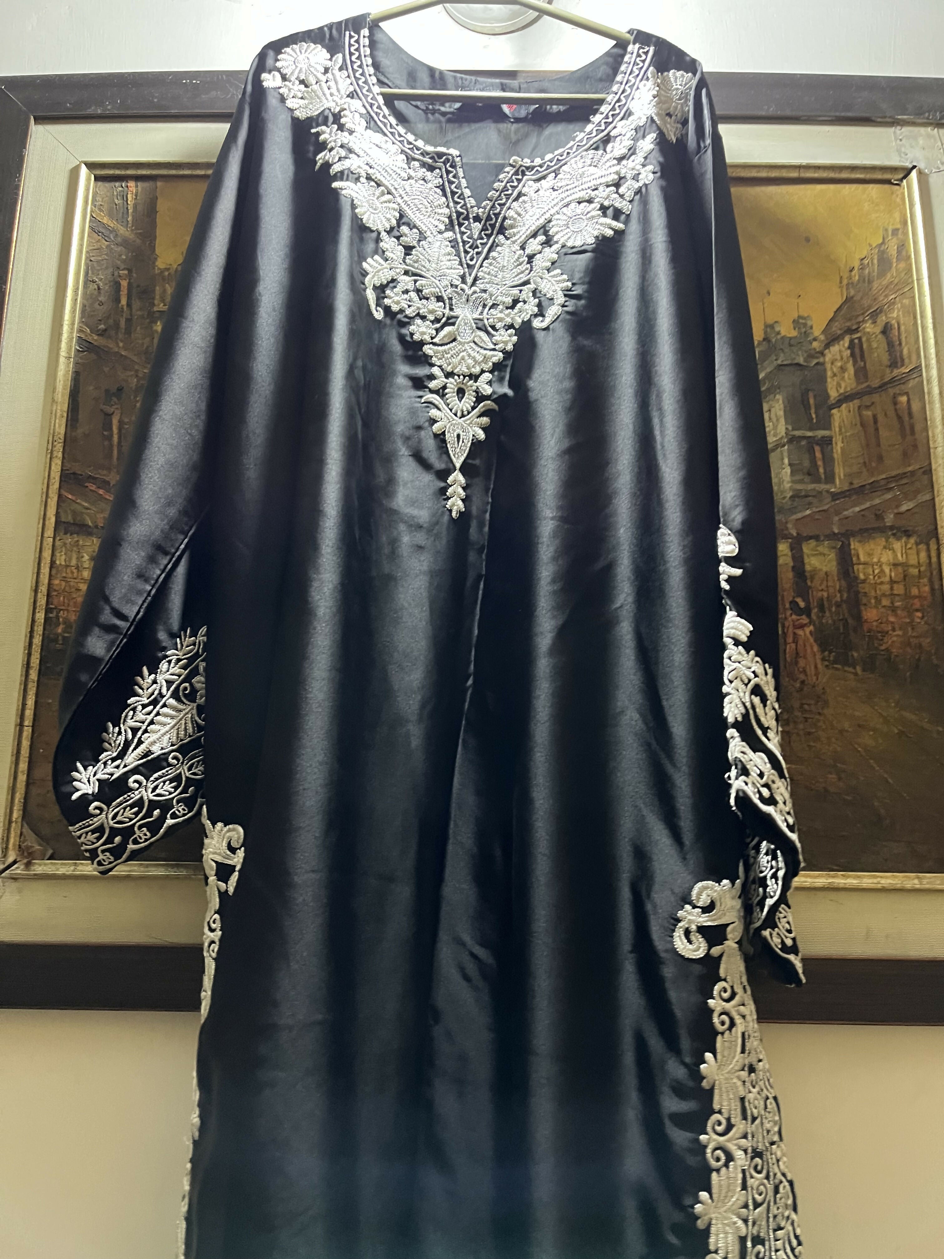 Black Silk Embroidered 3 Pc Suit | Women Kurtas & Shalwar Kamez | Medium | Preloved