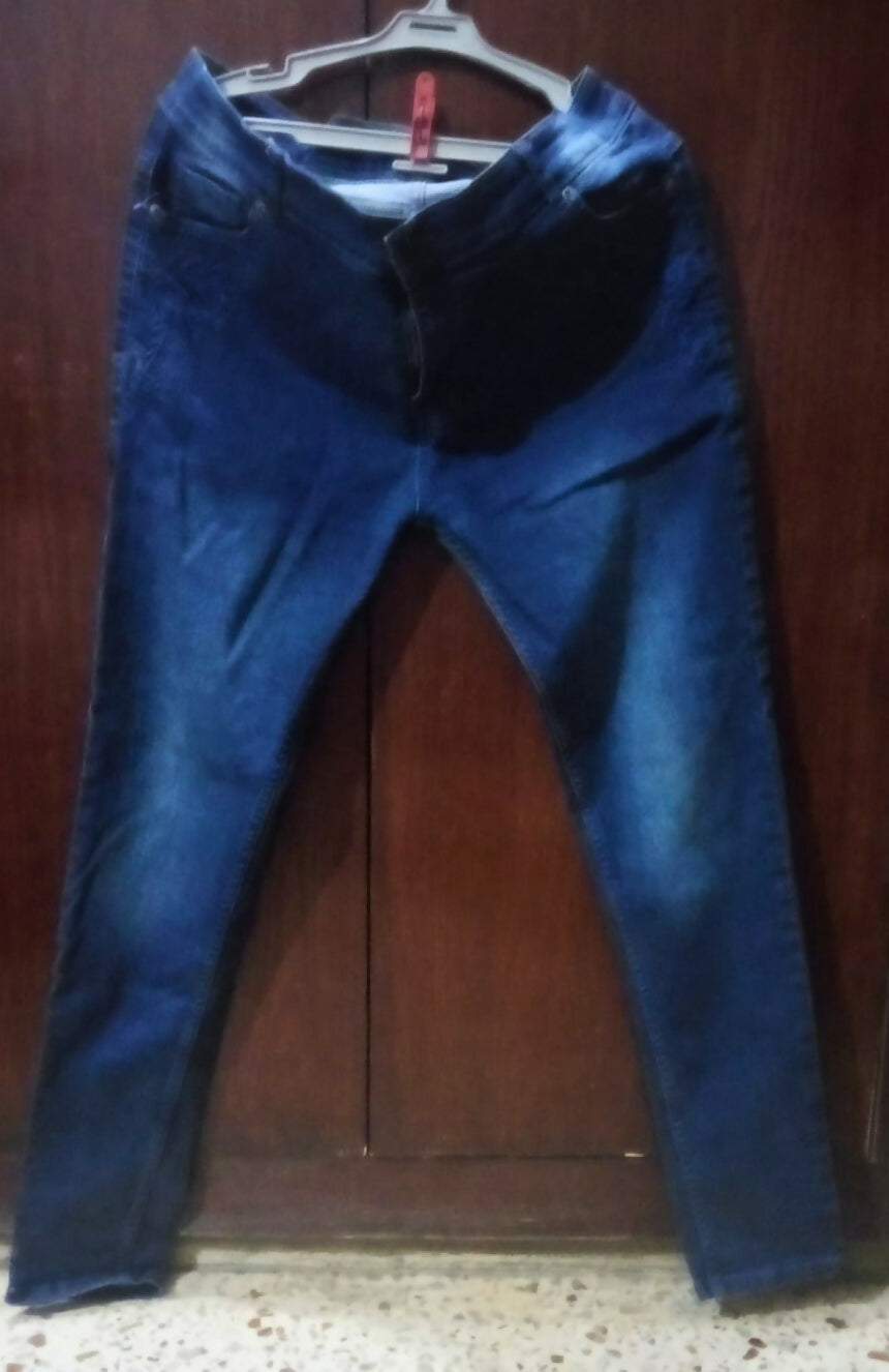 Stretchable Blue Jeans with Floral Pattern on Pockets