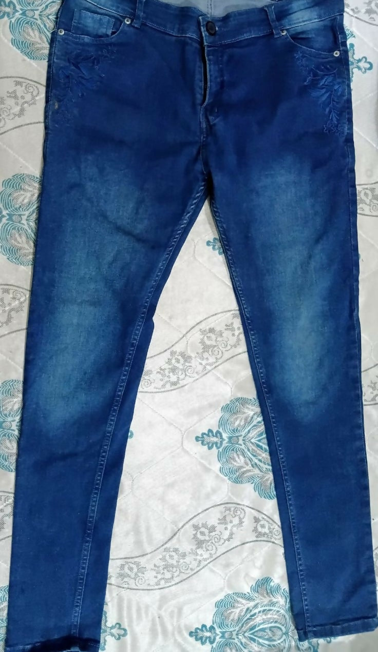 Stretchable Blue Jeans with Floral Pattern on Pockets