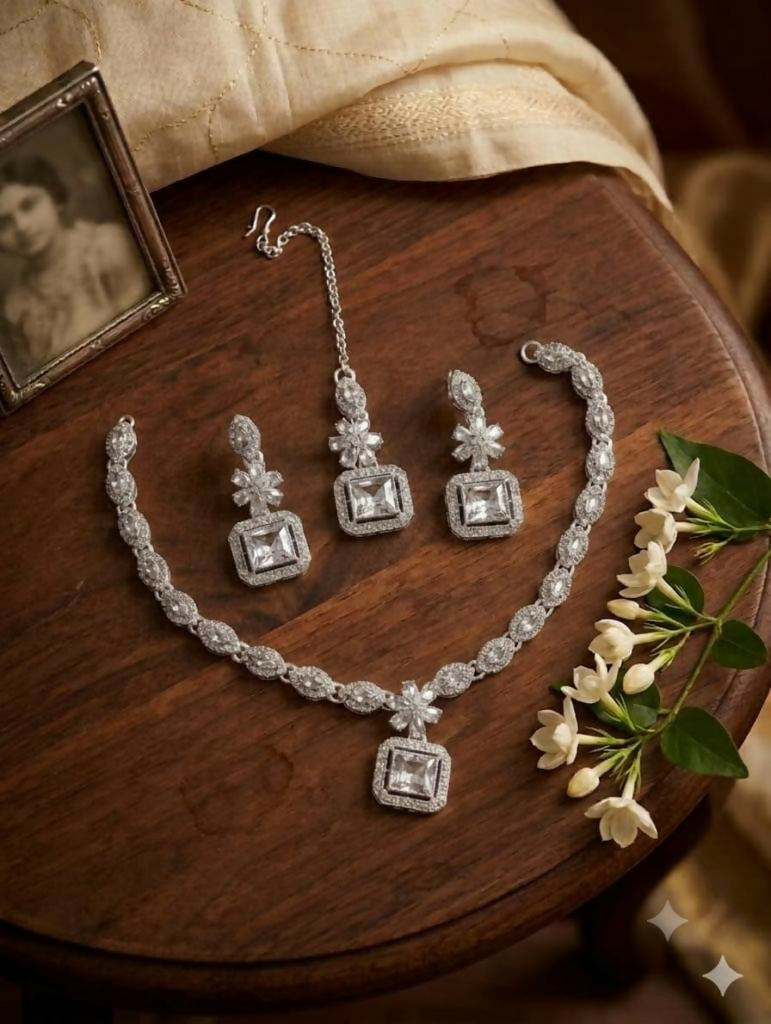 Necklace with Earrings & Teeka | Women Jewelry | Necklaces & Pendants | Medium | New