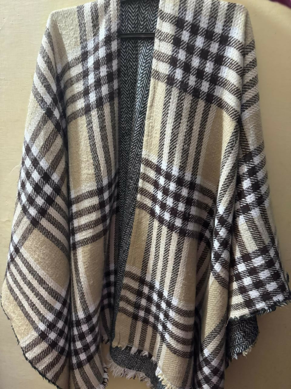 Dubai Imported Shawl | Women Sweaters & Jackets | Size: Standard | Preloved