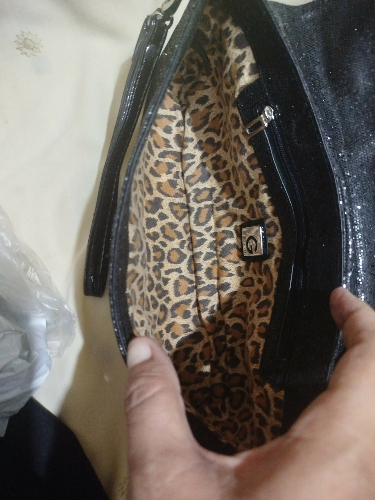 Guess | Women Bags | Clutches | Medium | Preloved