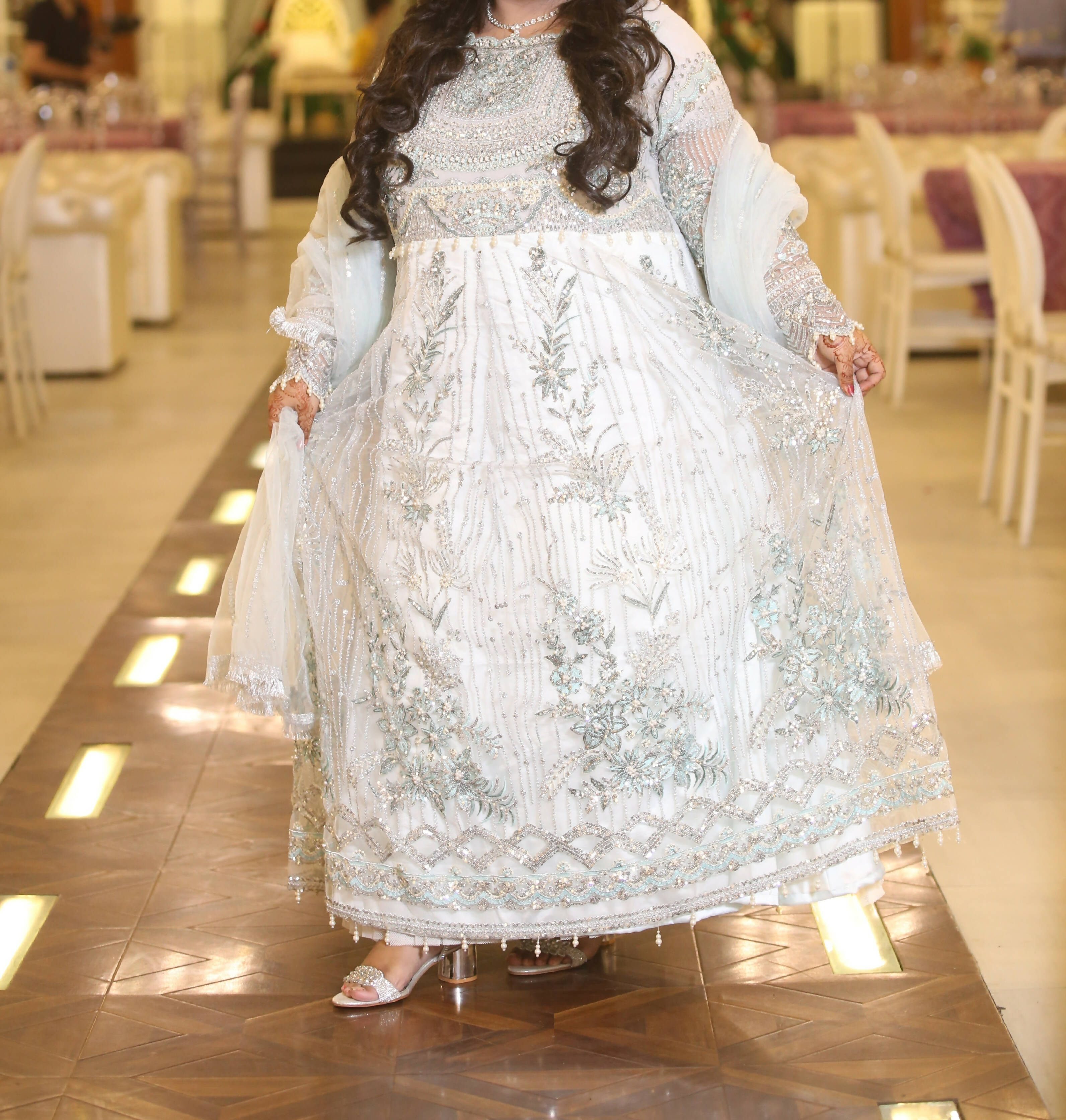 ثنا صفیناز | سفید لمبی میکسی | خواتین رسمی | ایک بار پہنا۔