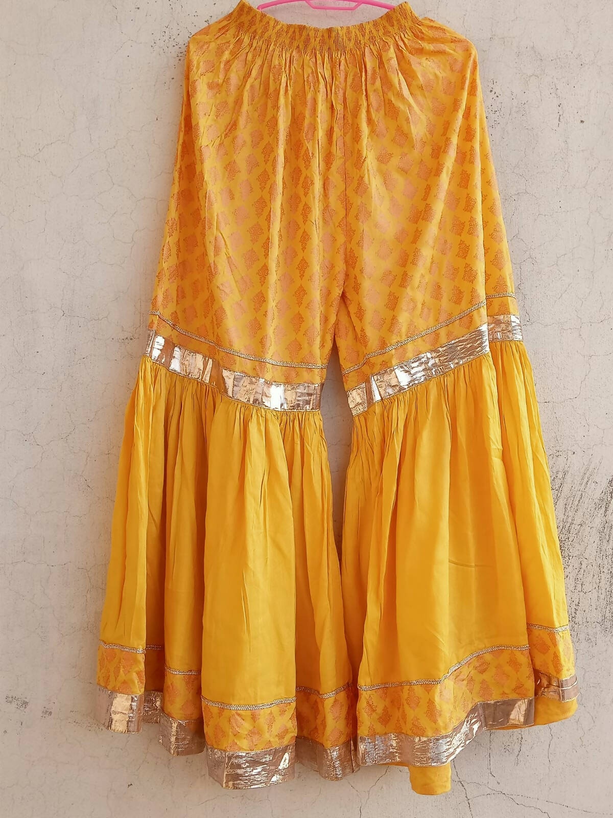 خوبصورت پیلا شارارا (سائز: درمیانہ) | خواتین نے مقامی طور پر فارمل بنائے | بالکل نیا 