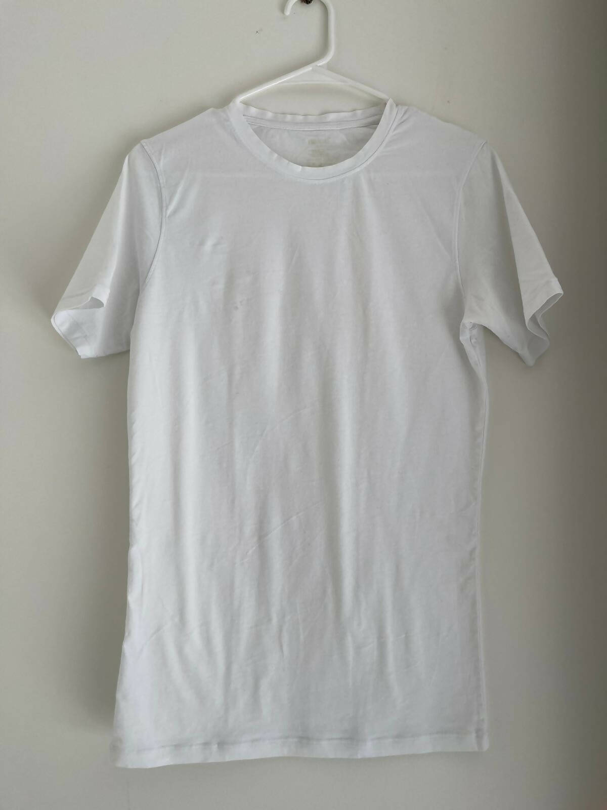 White T-Shirt | Women Tops & T-Shirts | Medium | Preloved