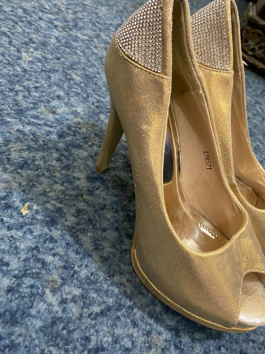 Gold pumps cheap size 8