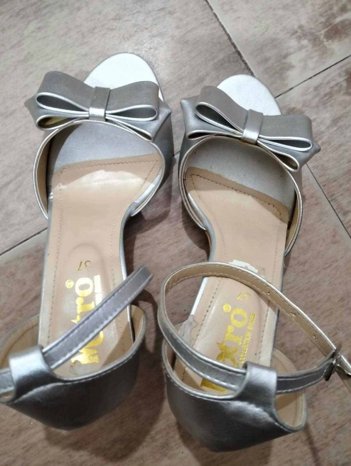 Metro | Silver Heels | Women Shoes | Size 7 | Worn Once