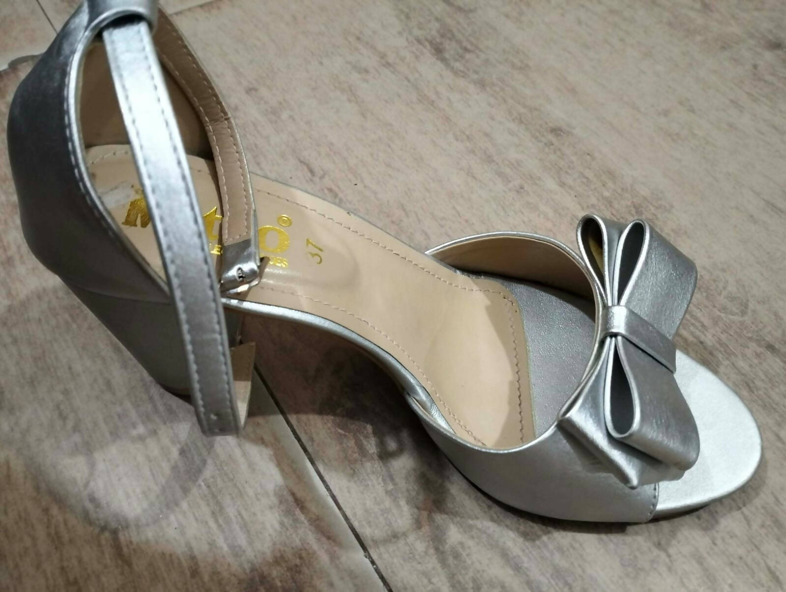 Metro | Silver Heels | Woman Shoes | Size 7 | Worn Once