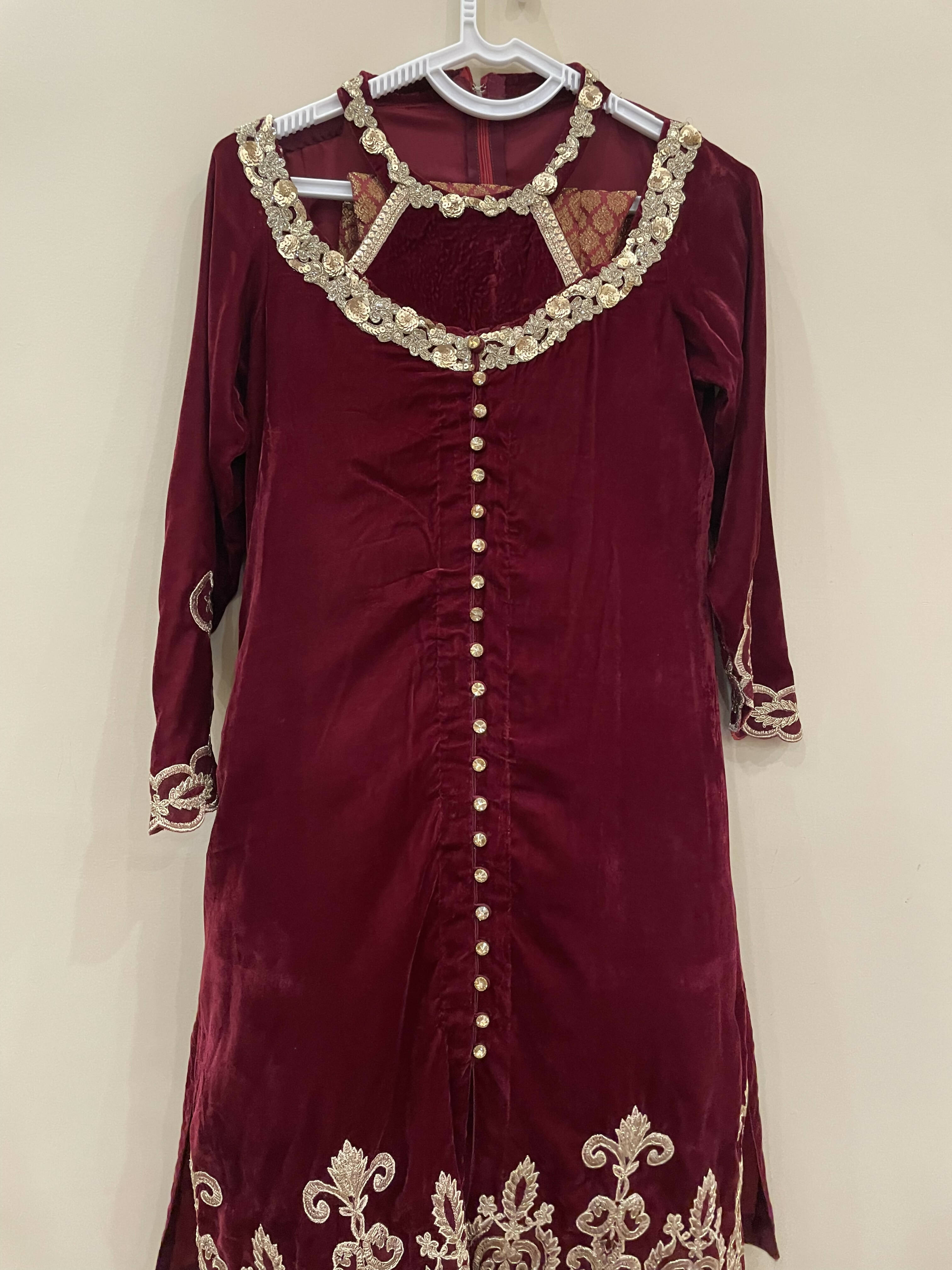 Beautiful Maroon and Jamawar suit | Women Formals |Medium Size | Worn Once